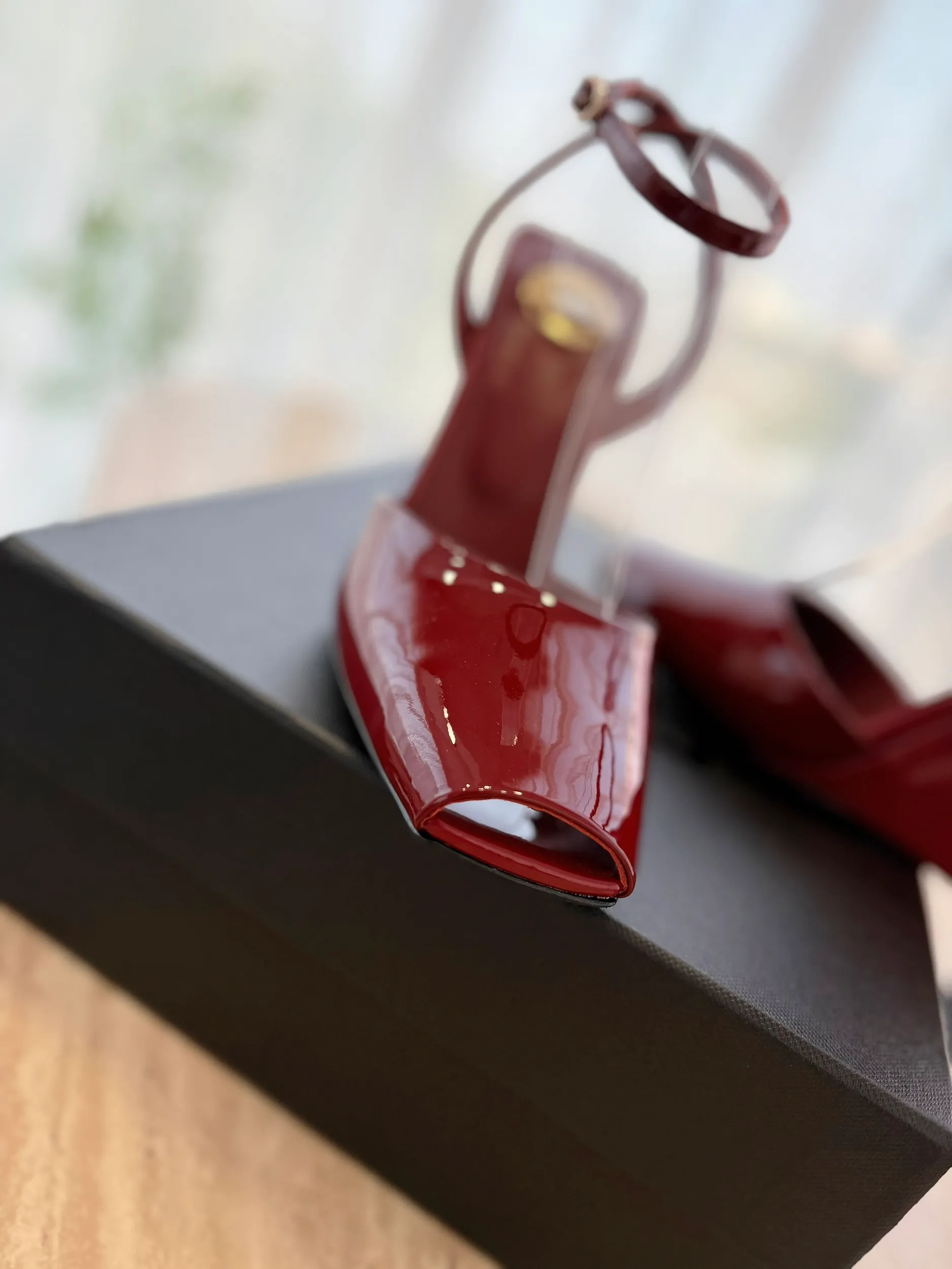 👟👟Ex-factory price 600👟👟 High version "SAINT LAUREN*" Saint Laurent ysl 25ss/new spring and summer catwalk style large rhinestone high-heeled shoes and sandals. Only YSL understands women's hearts best and does not accept refutation. It is a super invincible feminine artifact and a must-have for women (z-product full-body customization, own molded hardware accessories, perfect consistency). Compare the differences between pictures and goods on the market. ✔Upper: Customized imported silk ✔Lining: Imported 🐑Sheep leather ✔Sole: Imported genuine leather outsole ✔Heel height: 10.5cm ✔Number of yards: 35-39 (40 can be customized and non-returnable) (Full set of packaging)